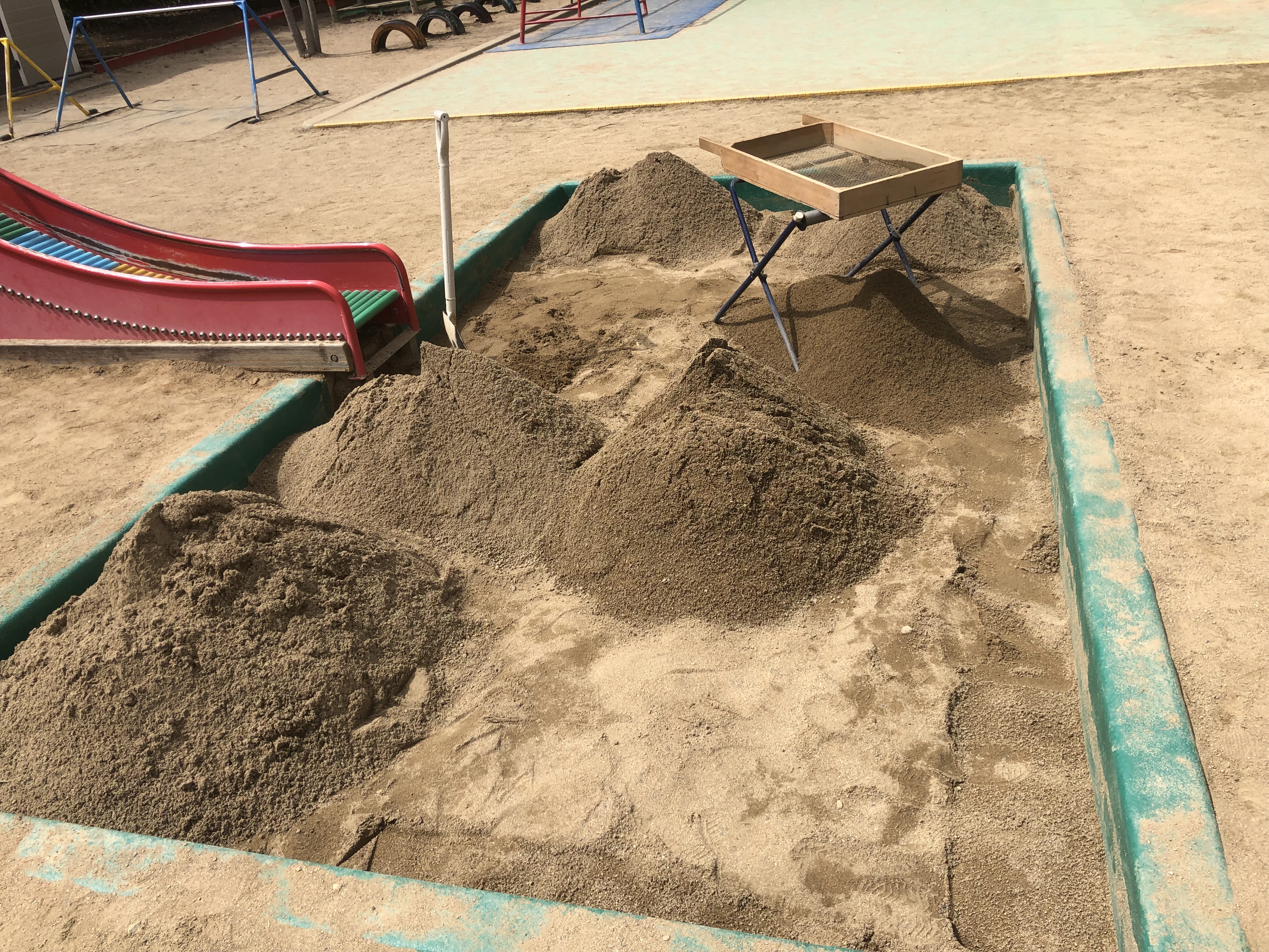 宝塚市の野上あゆみ保育園で砂場クリーニングをおこないました。